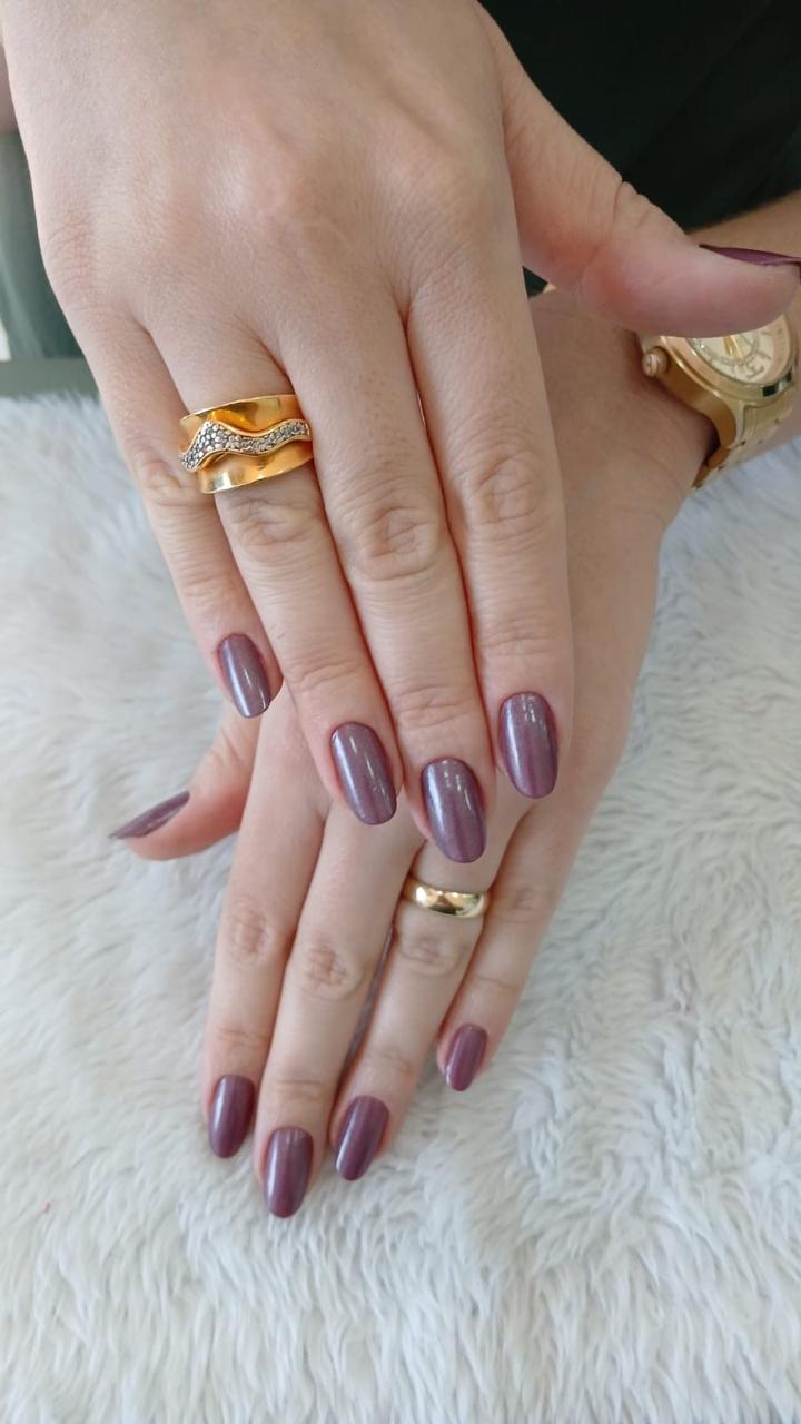 Esmaltação em tom vinho